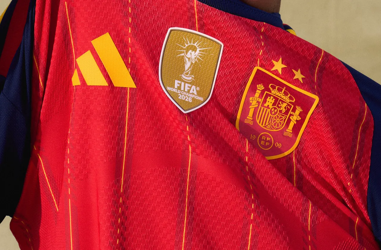  El centrocampista de la selección española Martín Zubimendi posa por primera vez con la camiseta con las dos estrellas por los dos títulos mundiales 