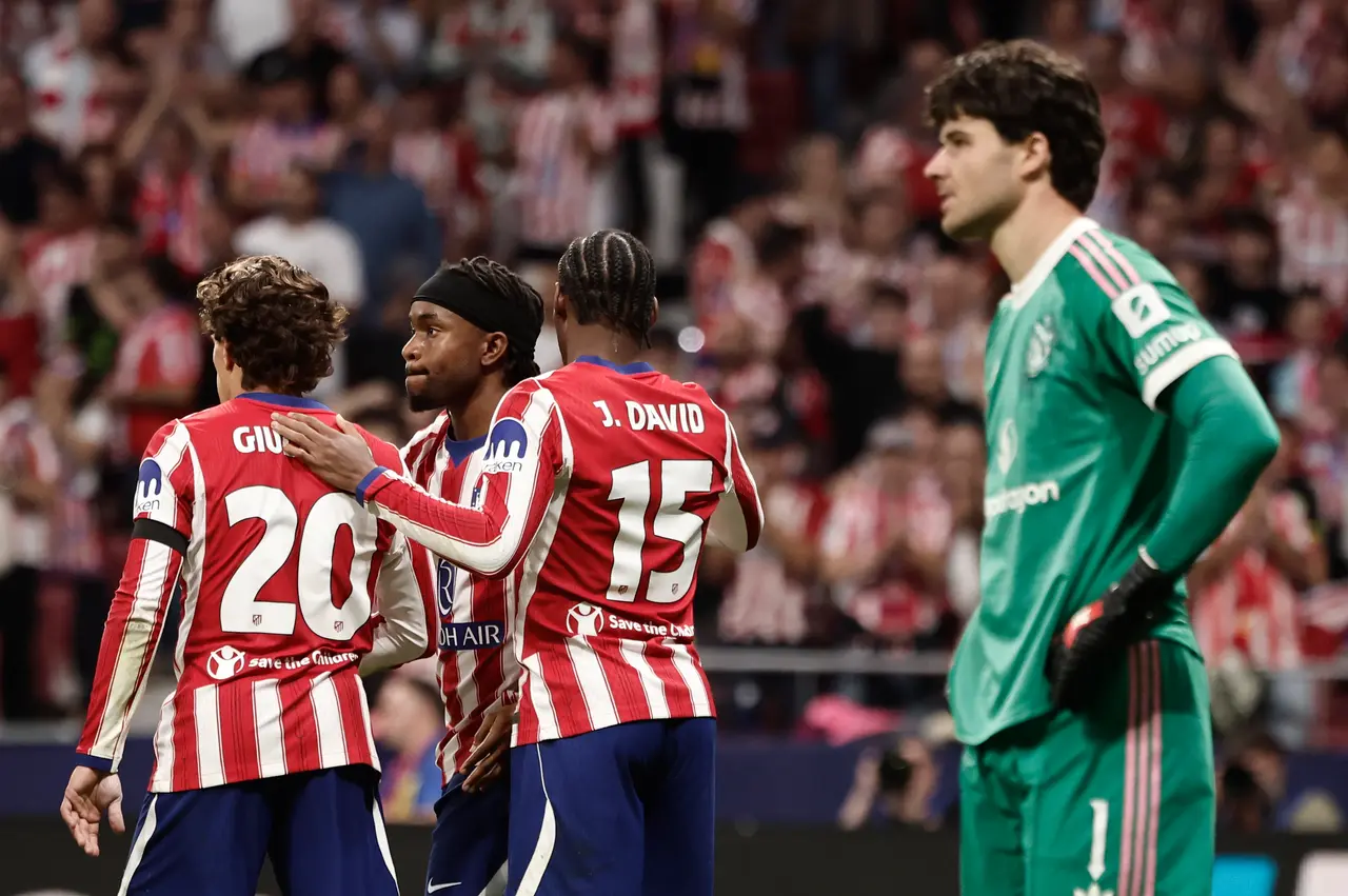  Los jugadores del Atlético de Madrid celebran el segundo gol del equipo rojiblanco durante el encuentro correspondiente a la Liga de Campeones