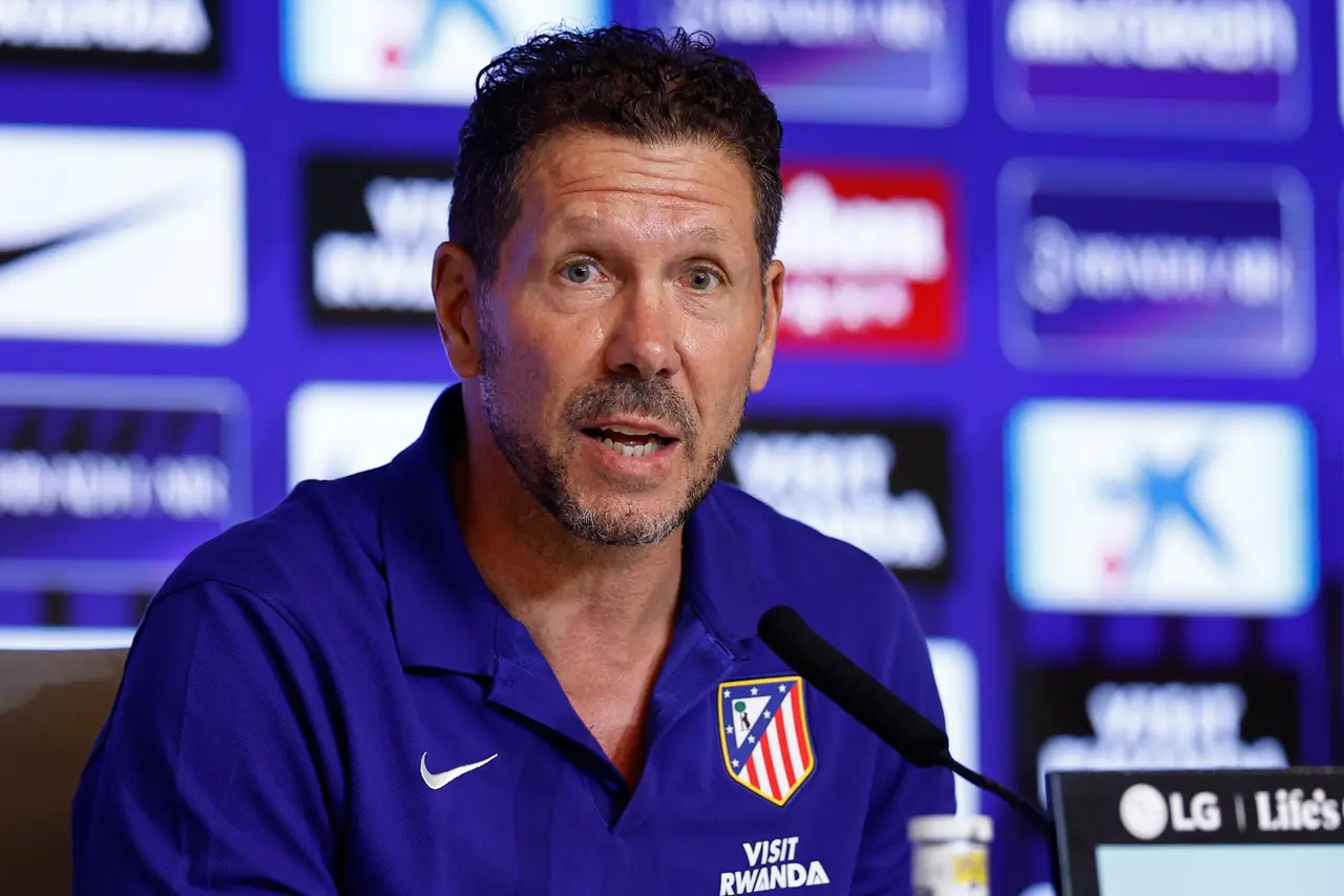 -El entrenador del Atlético de Madrid Diego Simeone, durante la rueda de prensa del entrenamiento previo al partido de Laliga contra Osasuna