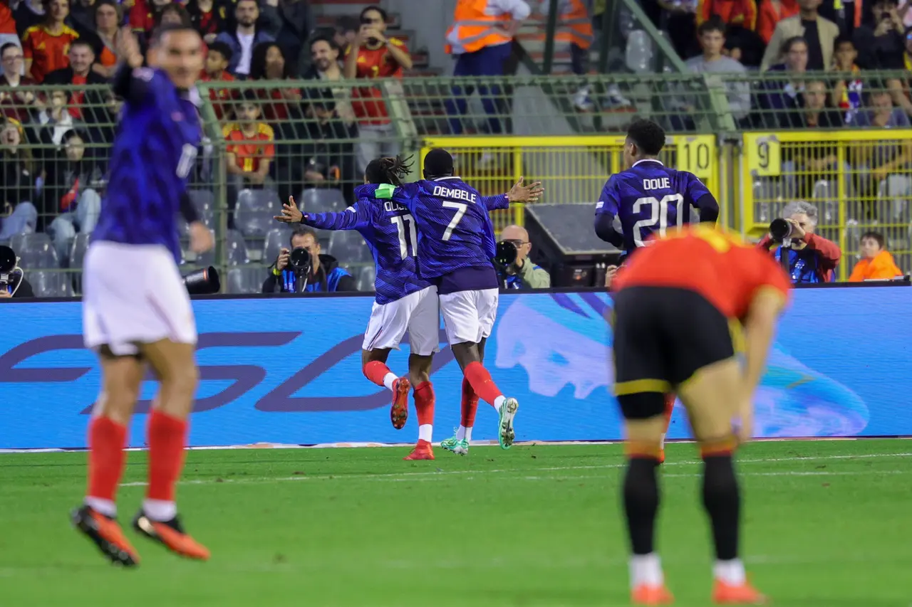 Michael Olise (izquierda), de Francia, celebra tras marcar el gol del 0-1 durante el partido de fútbol de la UEFA Nations League entre Bélgica y Francia.