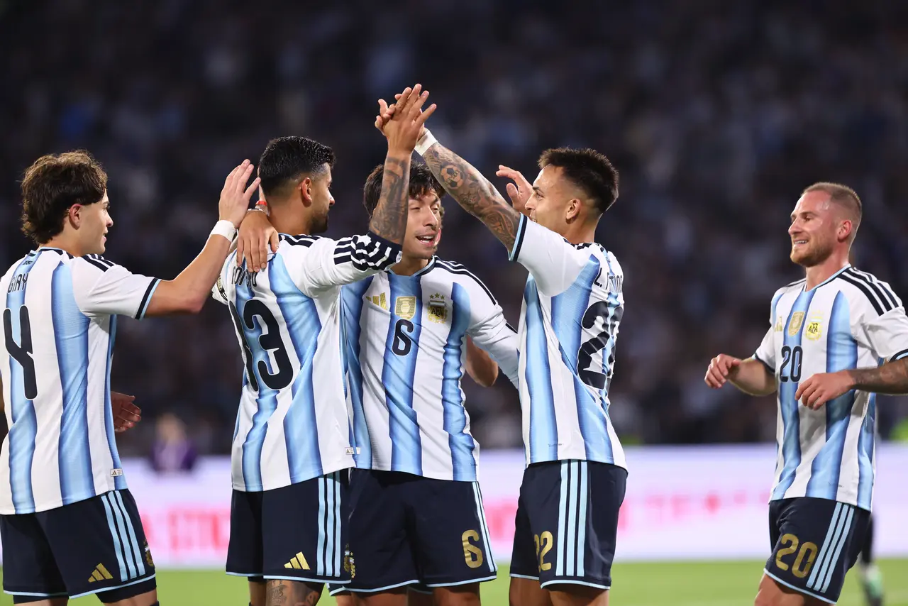 Jugadores de Argentina celebran un gol este miércoles, en un partido amistoso entre las selecciones de Argentina 