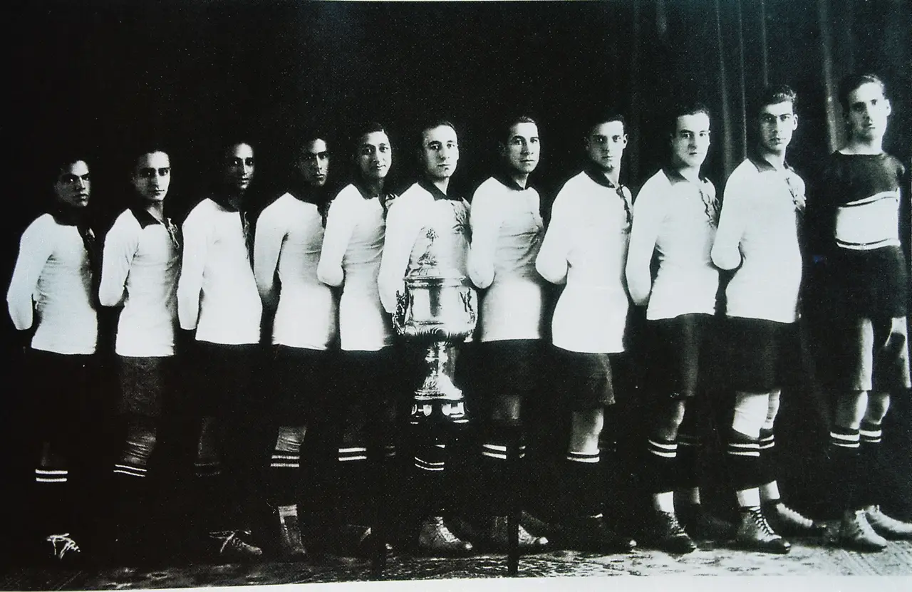 Foto del equipo America, en su primer campeonato de la temporada 1924-1925.