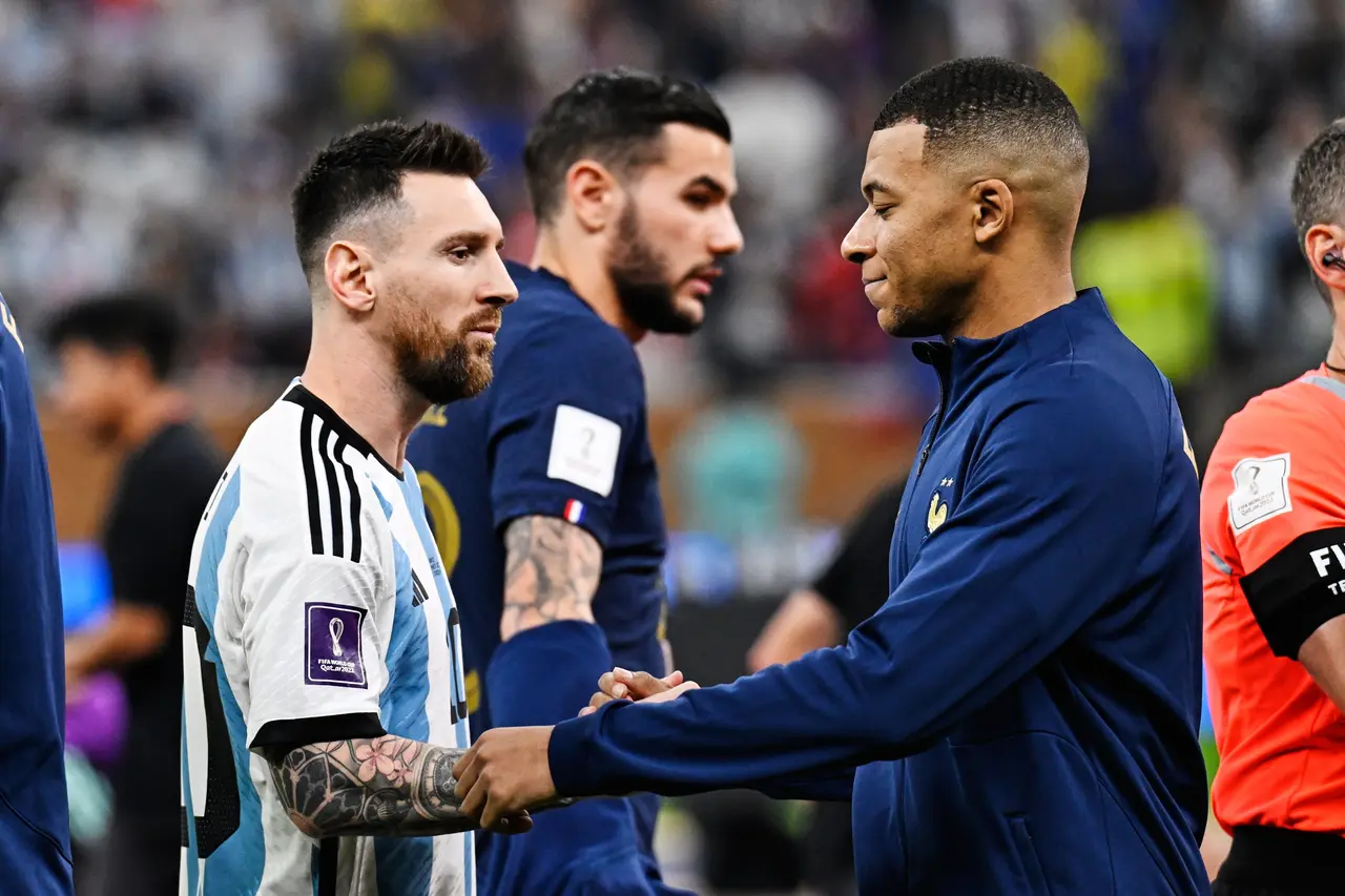 Lionel Messi de Argentina y Kylian Mbappe de Francia durante el partido Argentina vs Francia, correspondiente a la gran final de la Copa Mundial de la FIFA Qatar 2022