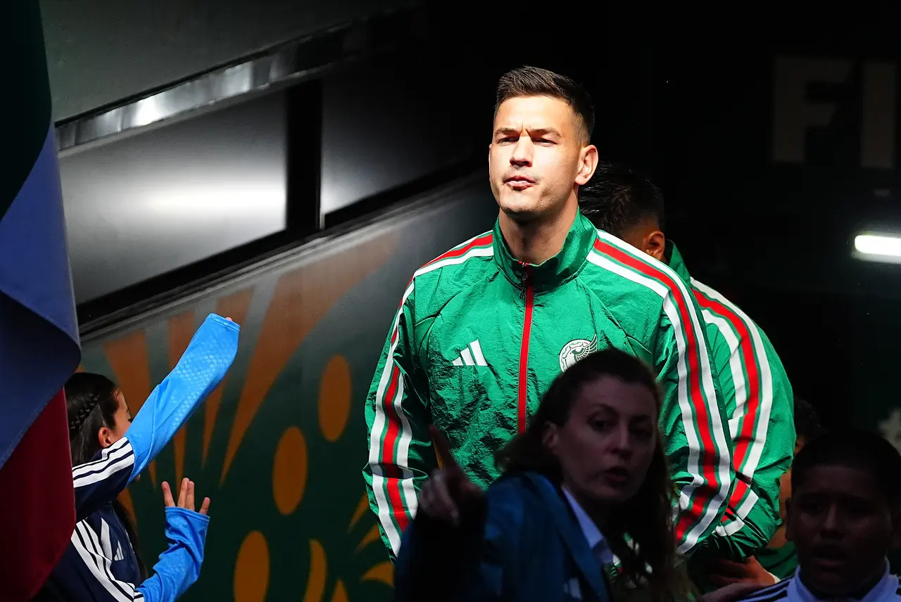 César Montes, de México, durante el partido entre la Selección Mexicana e Inglaterra, correspondiente a los octavos de final de la Copa Mundial de la FIFA 2026, disputado en el Estadio Ciudad de México.