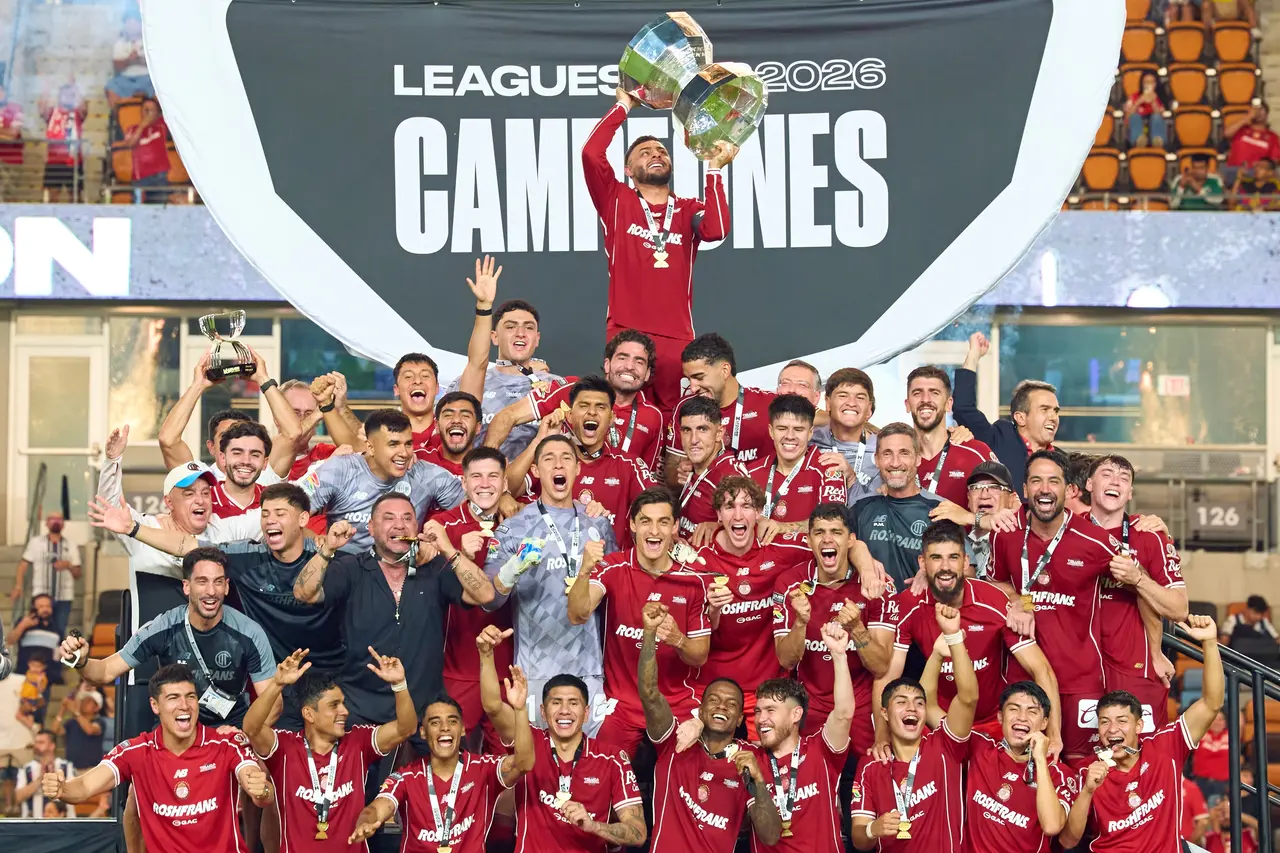 Alexis Vega levanta el trofeo de campeón junto a los jugadores del Toluca, durante la ceremonia posterior a la final entre Toluca y Monterrey.
