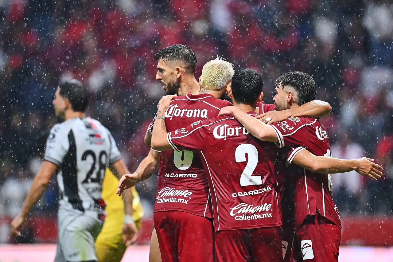 João Dias, Nicolás Castro, Diego Barbosa y Jesús Angulo, jugadores del Toluca, durante el partido correspondiente a la Jornada 8.