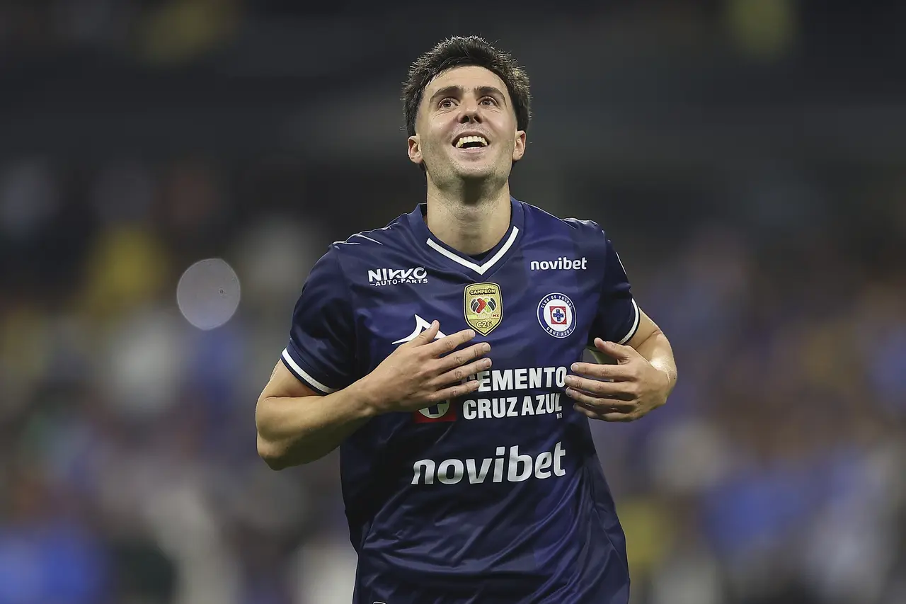 José Antonio Paradela, de Cruz Azul, durante el partido de la Jornada 8 entre Cruz Azul y América, correspondiente al Torneo Apertura 2026 de la Liga