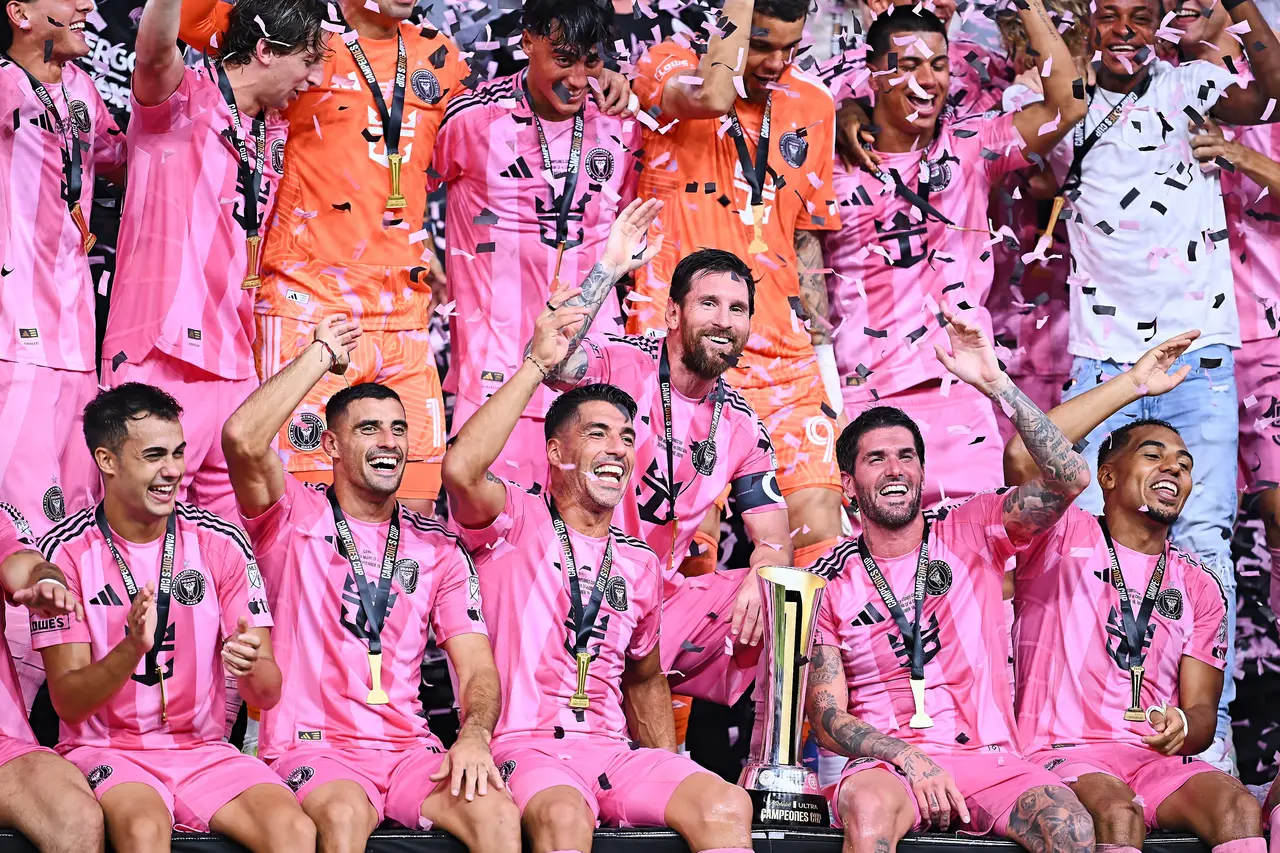 Germán Berterame, Luis Suárez, Lionel Messi y Rodrigo De Paul levantan el trofeo de campeón junto a los jugadores del Inter Miami, tras el partido entre Inter Miami y Cruz Azul correspondiente a la Campeones Cup 2026.