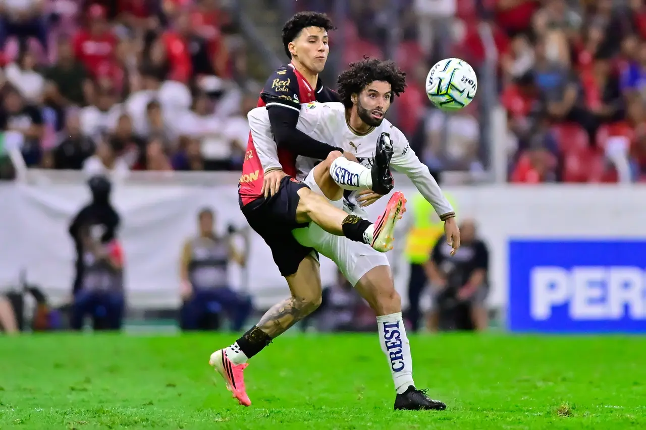 Jorge Sánchez (izq.), del Atlas, disputa el balón con César Huerta (der.), de Pumas, durante el partido de la Jornada 9 entre Atlas y Pumas UNAM, correspondiente a la Liga MX.