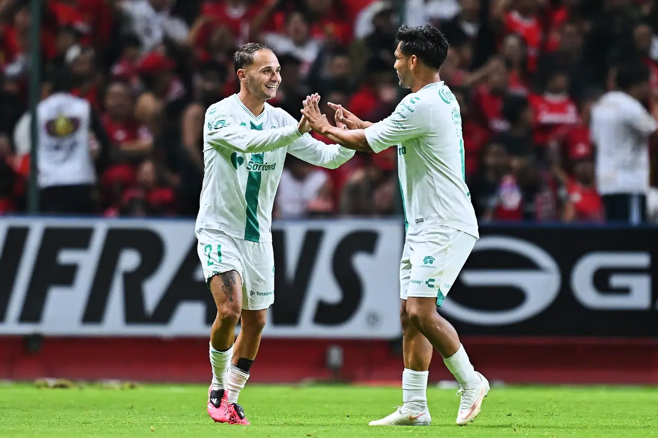 Francisco Villalba celebra junto a Eduardo Aguirre su gol para poner el 3-2 a favor de Santos durante el partido de la Jornada 9 entre Toluca y Santos.