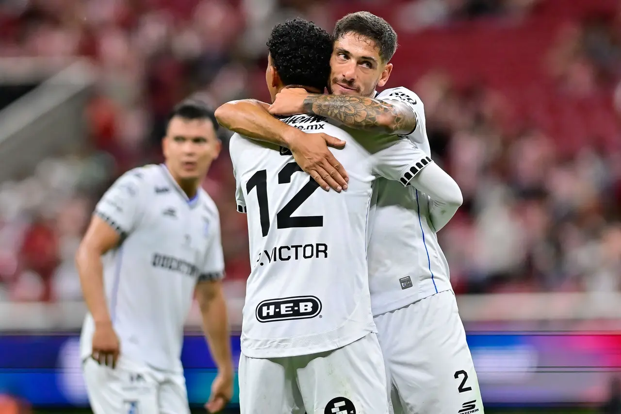 Paulo de Almeida y Lucas Abascia, del Querétaro, durante el partido de la Jornada 10 entre Guadalajara y Querétaro, correspondiente a la Liga MX.