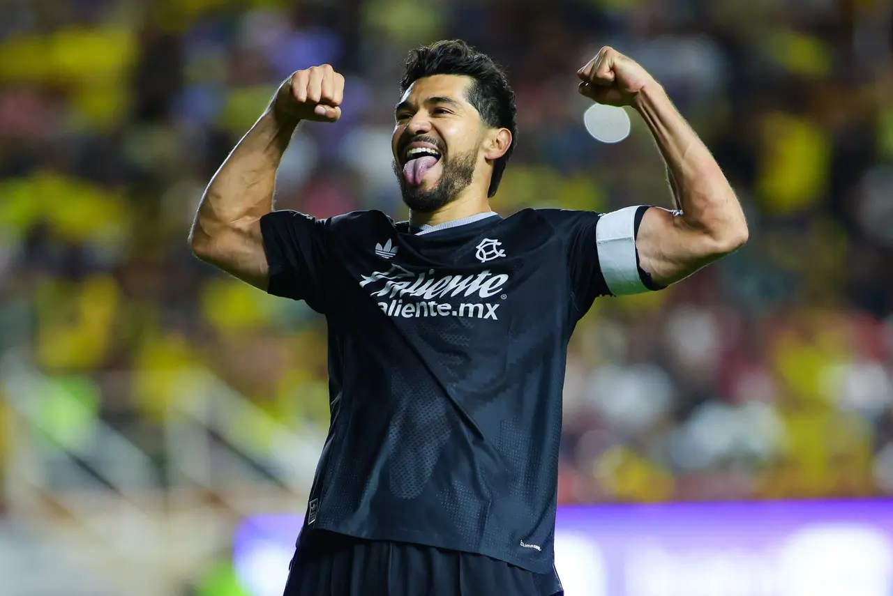 Henry Martín celebra su gol para el 2-2 del América durante el partido de la Jornada 10 entre Necaxa y América, correspondiente a la Liga MX.