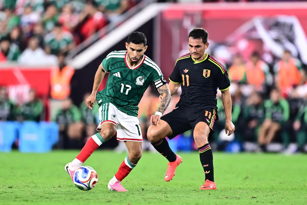 Orbelín Pineda (I) de México disputa el balón con Jairo Vélez (D) de Perú durante el partido amistoso internacional de 2026 entre México y Perú.