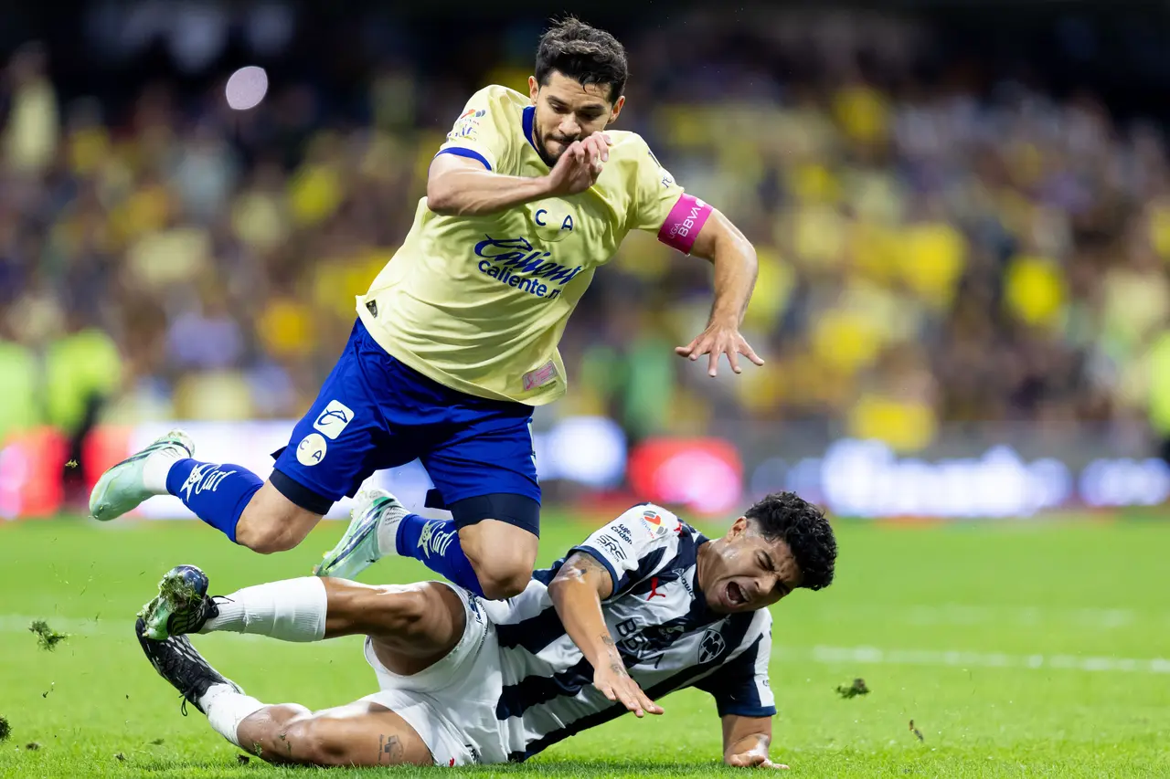 Henry Martin (L) of America fights for the ball with Victor Guzman (R) of Monterrey during the 11th round match between America