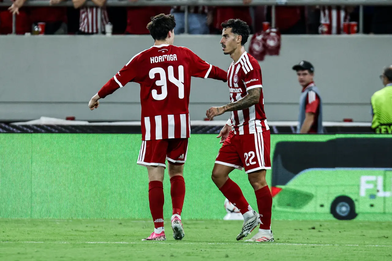 Armando González (izquierda), del Olympiacos, celebra con sus compañeros después de marcar el gol del 1-1 durante el partido de la fase de liga de la UEFA Europa League.