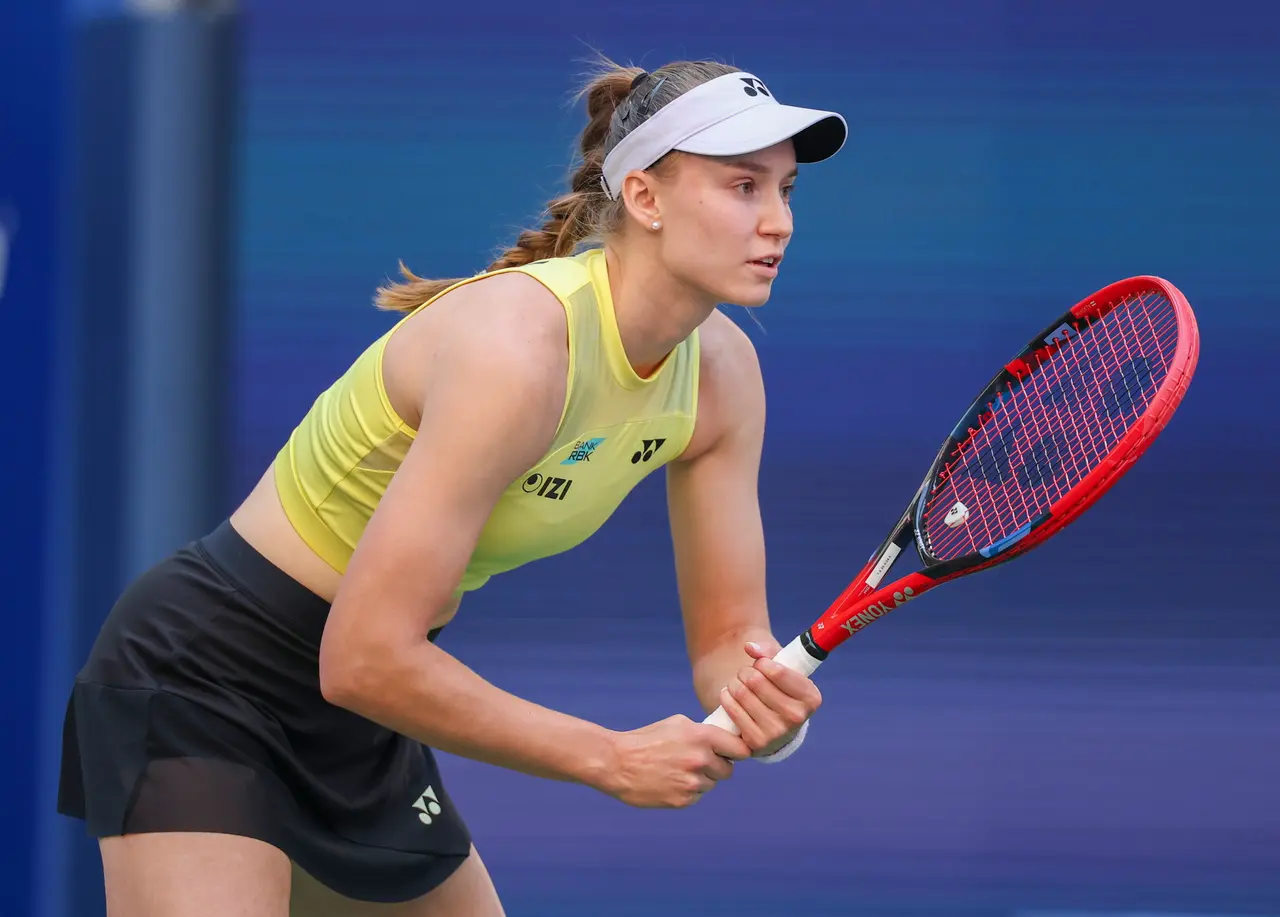 Elena Rybakina, de Kazajistán, en acción ante la japonesa Naomi Osaka durante el partido de cuarta ronda de individuales femeninos del US Open.
