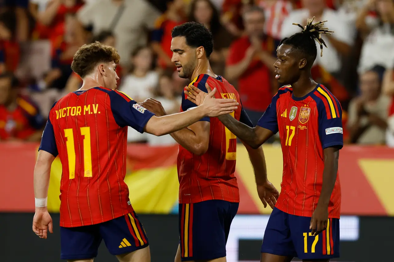 El delantero de la selección española Nico Williams (d) celebra con Víctor Muñoz (i) tras marcar el 4-1, durante el partido de la segunda jornada de la Liga de Naciones