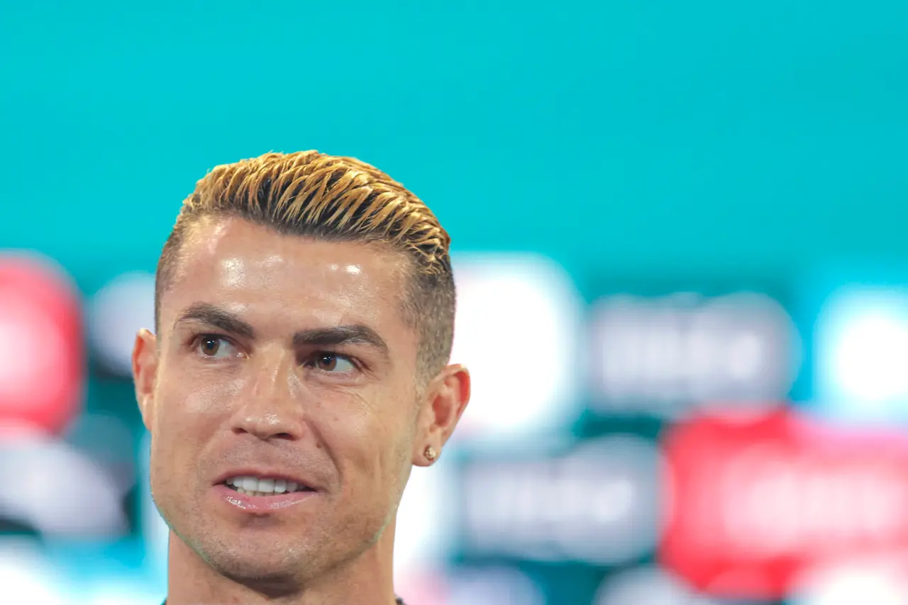 Cristiano Ronaldo, de Portugal, asiste a una conferencia de prensa durante el Portugal Football Summit, en Oeiras, Portugal.