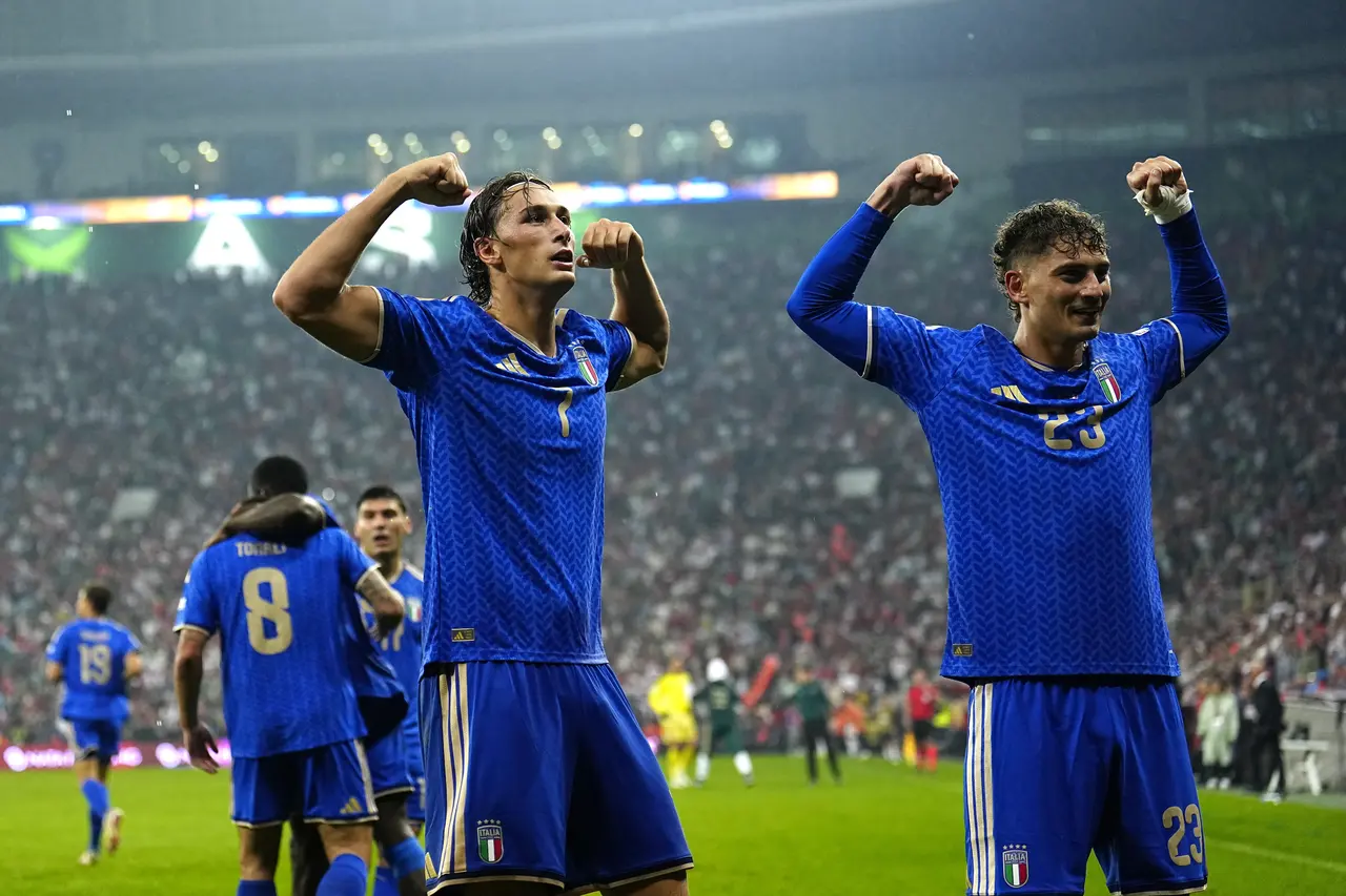 Pio Esposito (I), de Italia, celebra con su compañero de equipo Sebastiano Esposito (D) después de marcar el gol del 1-4 durante la UEFA Nations League.