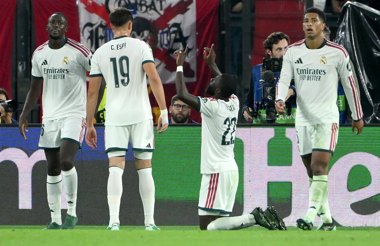  Real Madrid's Antonio Rudiger (C) celebrates with his teammates after scoring the 3-4 goal during the UEFA Champions League soccer
