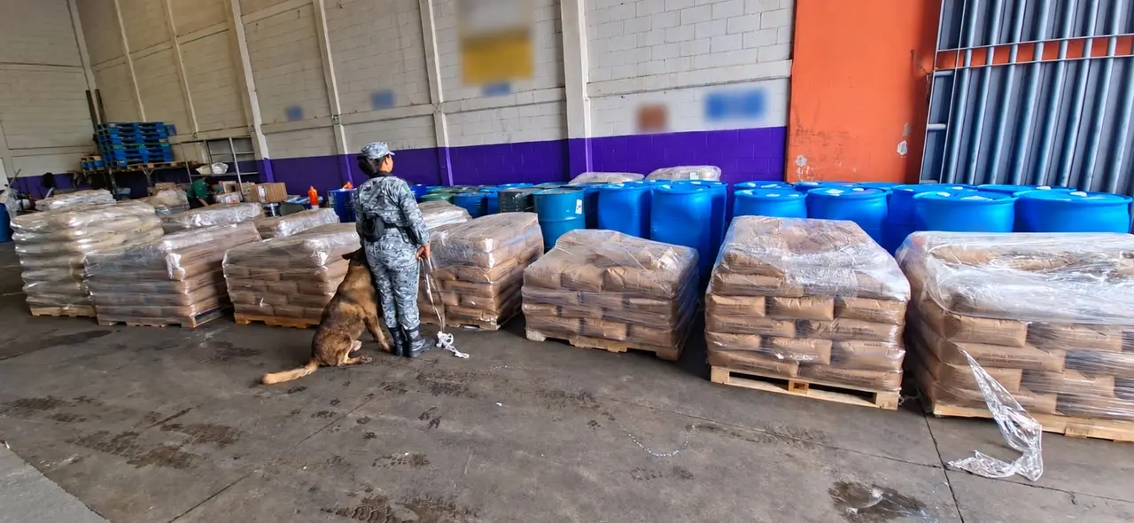 Autoridades federales aseguran tambos y paquetes con sustancias químicas en una empresa de paquetería de Culiacán, Sinaloa.