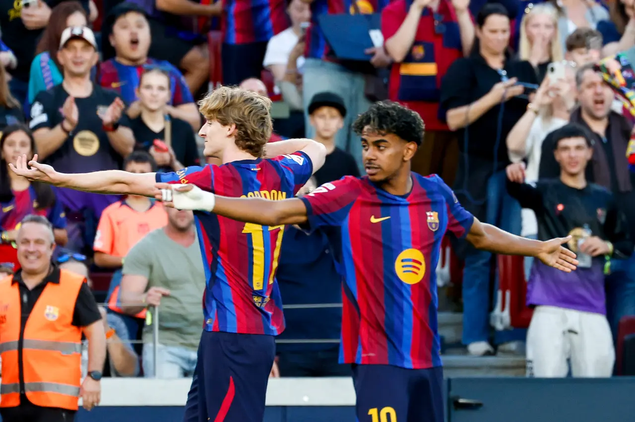 El delantero del Barcelona Anthony Gordon (i) celebra junto a Lamine Yamal tras marcar el 1-0, durante el partido de LaLiga