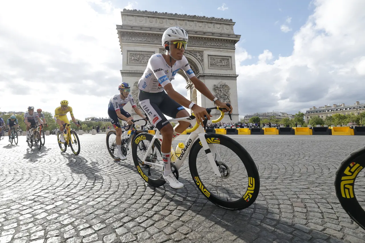 Isaac del Toro durante su participación en el Tour de Francia 2026. 