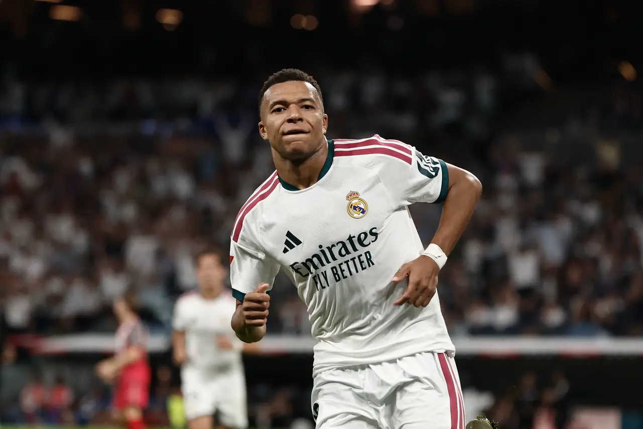 El delantero francés del Real Madrid Kylian Mbappé celebra su segundo gol en el encuentro correspondiente a la jornada 5 de LaLiga entre Real Madrid y Rayo Vallecano