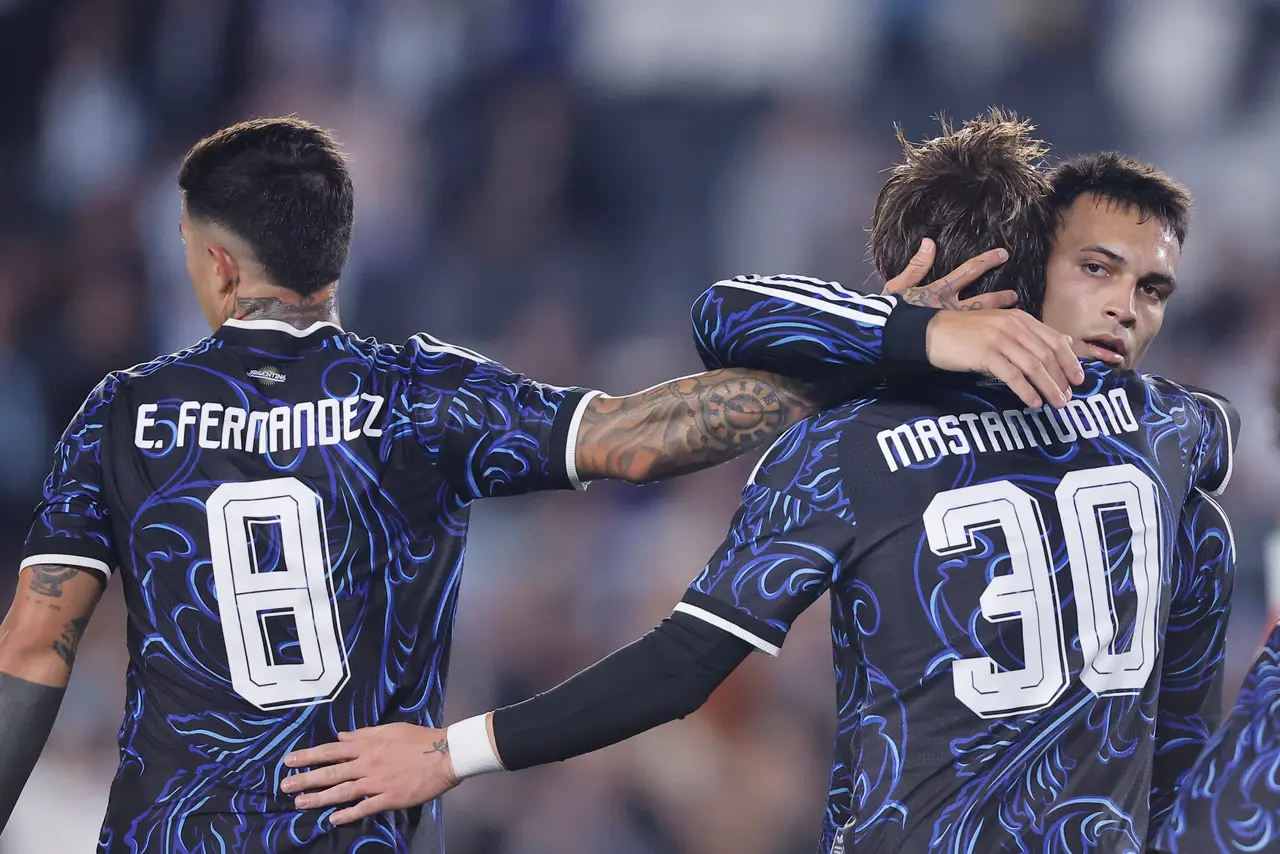 Enzo Fernández (i) y Lautaro Martínez (d) celebran un gol con Franco Mastantuono de Argentina este sábado