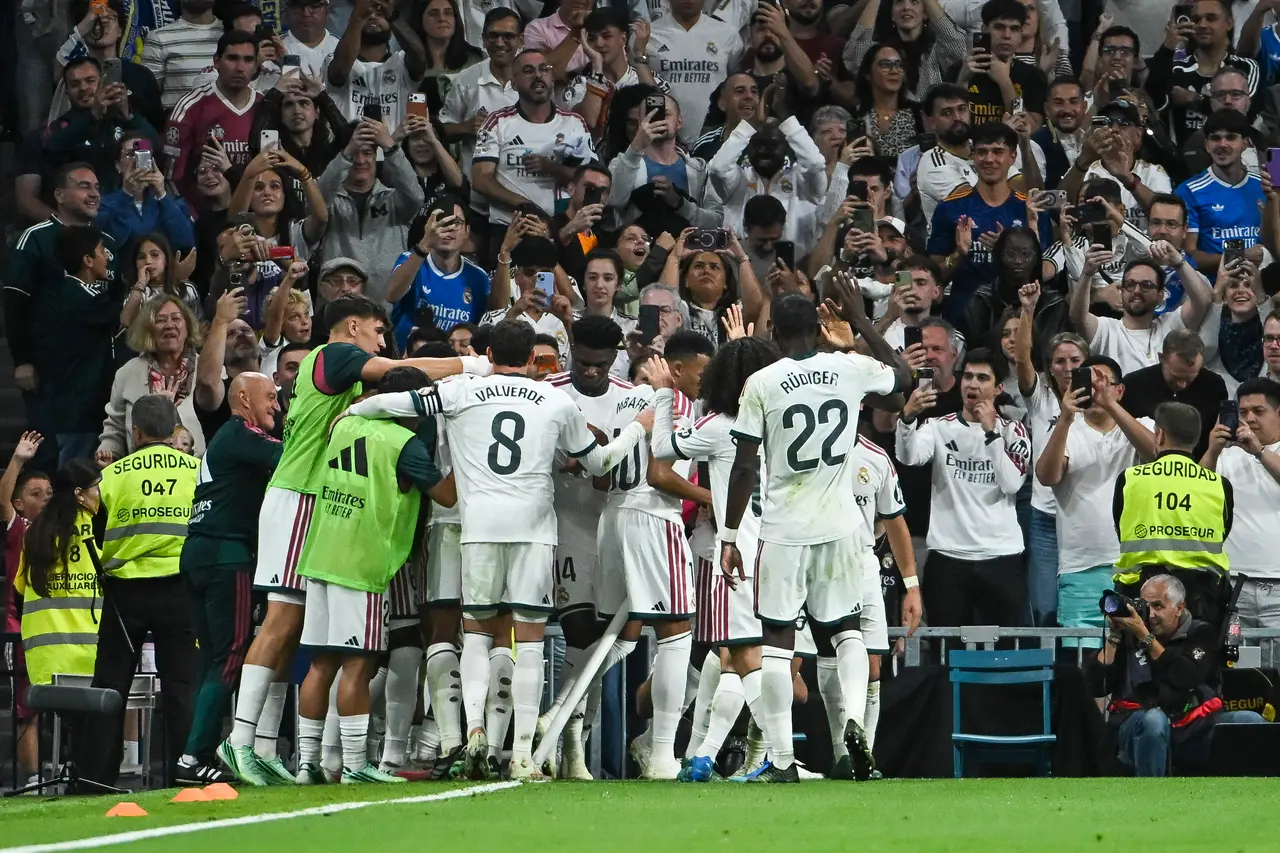 El delantero del Real Madrid Yan Diomande (no aparece) celebra con sus compañeros tras marcar el 1-0 al Villarreal CF