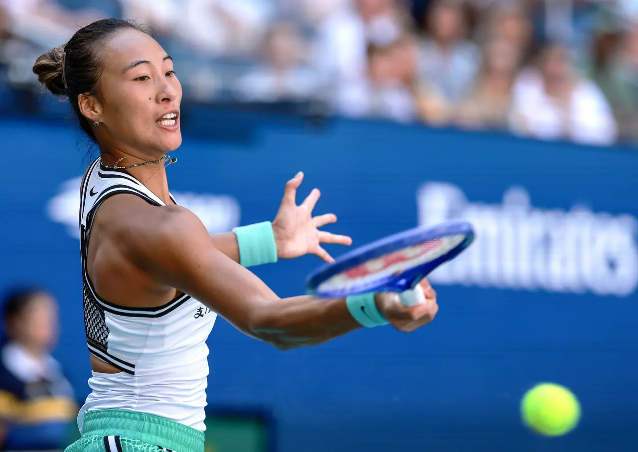 Qinwen Zheng, de China, en acción ante la polaca Iga Swiatek durante el partido de cuarta ronda de individuales femeninos del US Open.