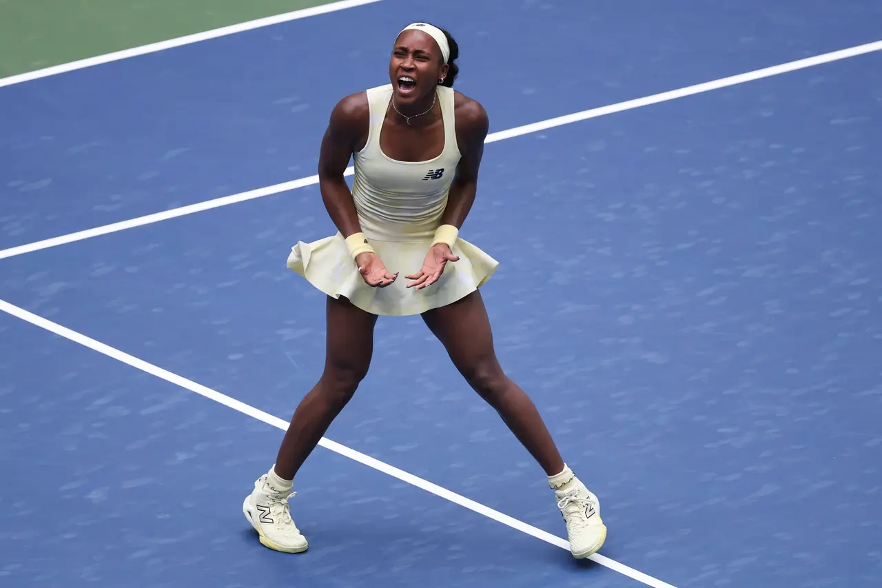 Coco Gauff, de Estados Unidos, celebra su victoria ante la rusa Mirra Andreeva durante su partido de cuartos de final de individuales femeninos del US Open