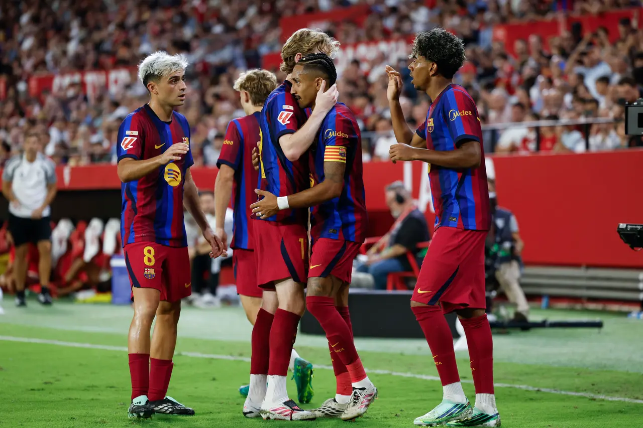 El delantero del Barcelona Raphinha (2-d) celebra con sus compañeros tras marcar el 1-3, durante el partido de LaLiga 