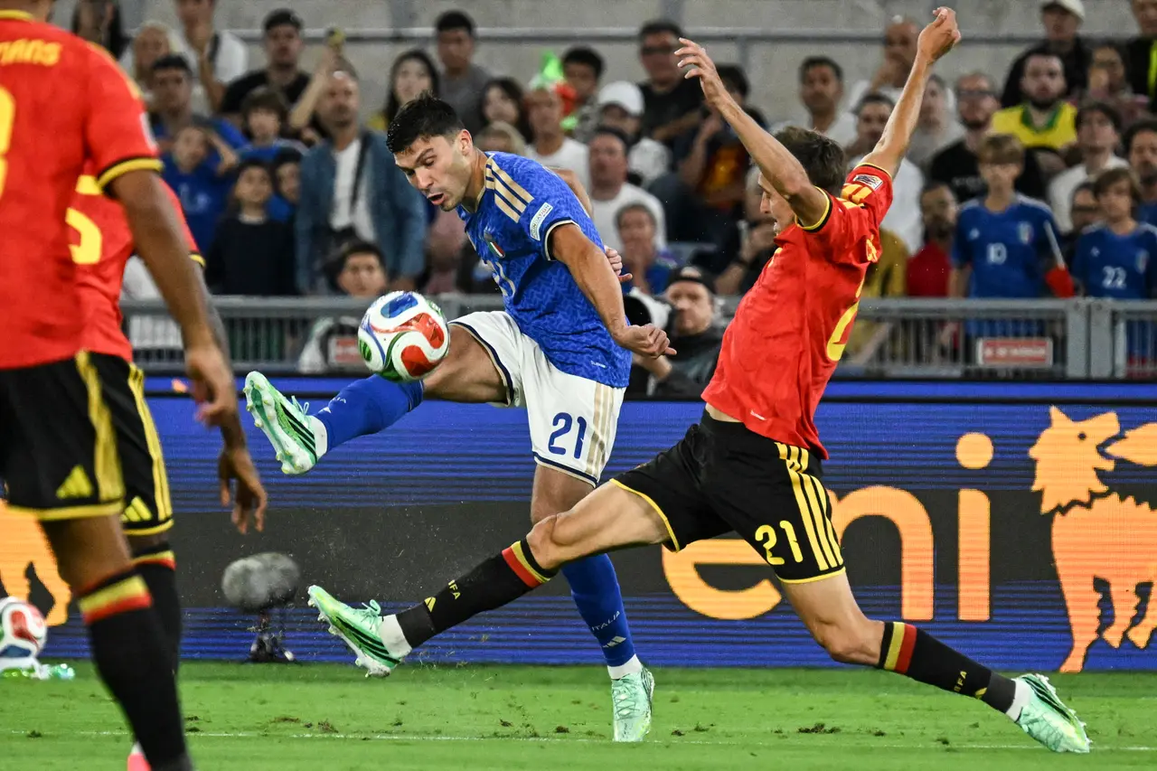 Rome (Italy), 25/09/2026.- Italy’s Nicololo' Cambiaghi (L) in action against Belgium's Timothy Castagne (R) during the UEFA Nations League 
