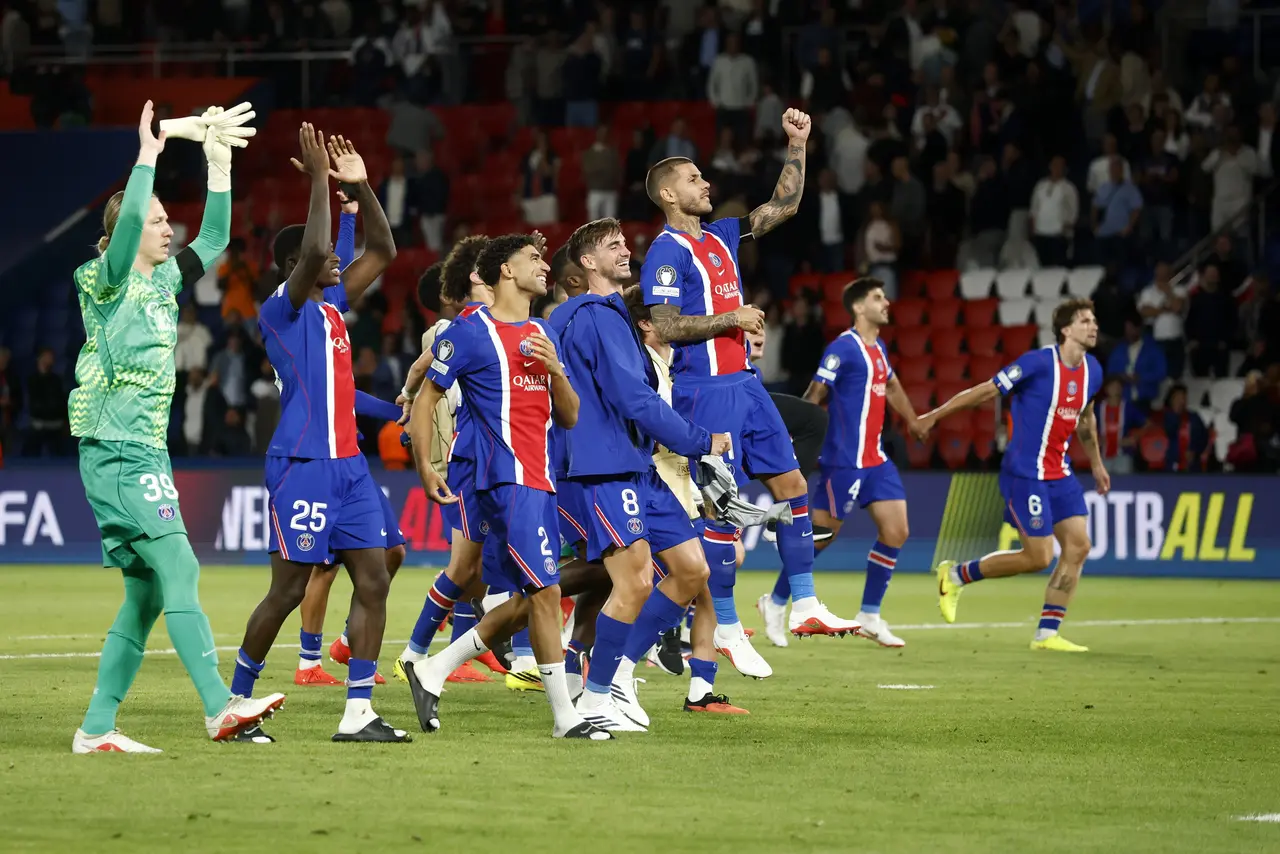 Los jugadores del PSG celebran después de ganar el partido de la fase de liga de la UEFA Champions League.
