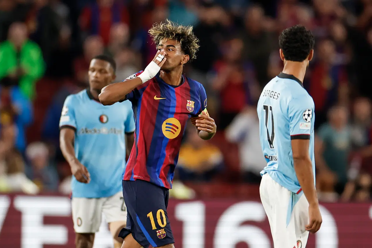 El delantero del FC Barcelona Lamine Yamal celebra su gol, cuarto gol de su equipo, durante el partido de Liga de Campeones 