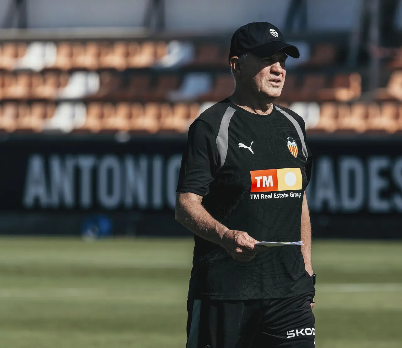  El entrenador mexicano Javier Aguirre durante su primer entrenamiento como nuevo entrenador del Valencia este jueves. 