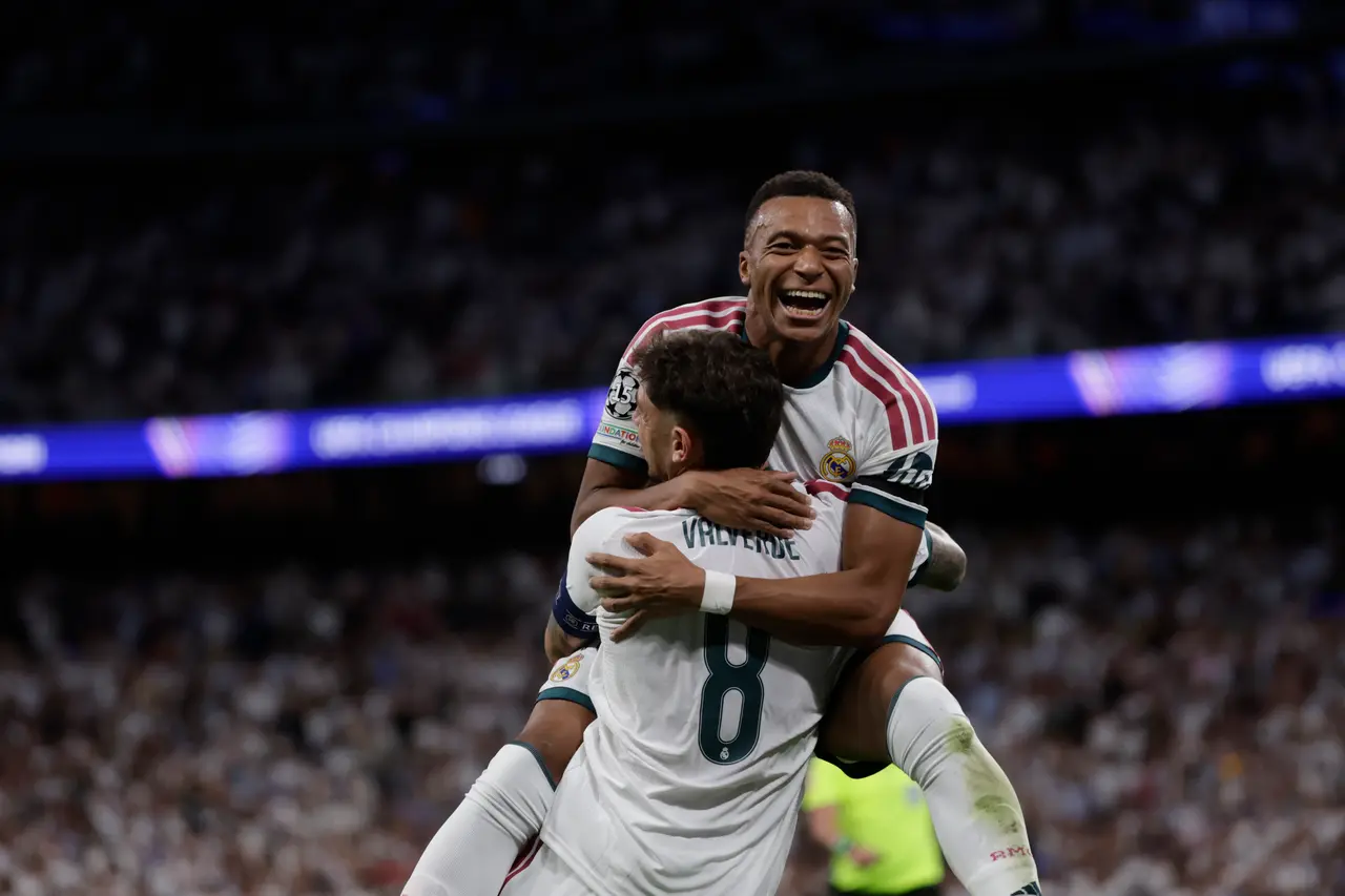 El centrocampista del Real Madrid Fede Valverde celebra su gol con Mbappé durante el encuentro correspondiente a la Liga de Campeones 
