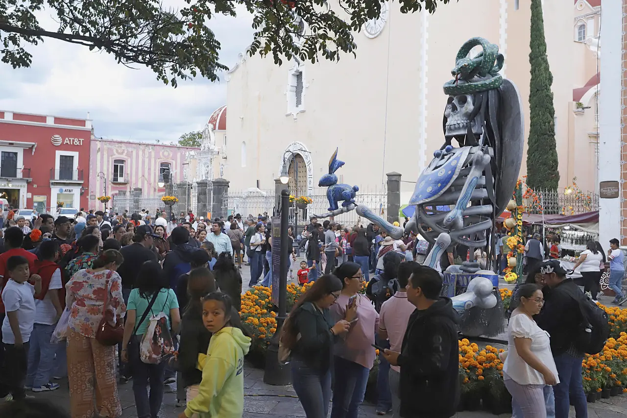 Dioses prehispánicos y catrinas gigantes toman las calles de Atlixco 
