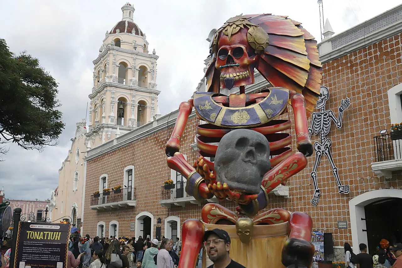 Dioses prehispánicos y catrinas gigantes toman las calles de Atlixco en México | FOTO EFE 