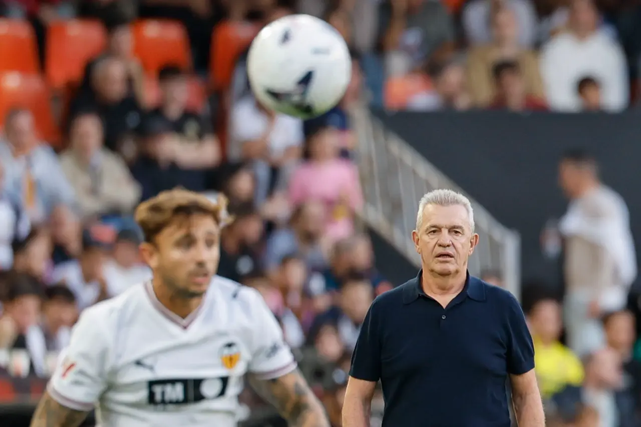 El técnico mexicano del Valencia, Javier Aguirre, durante el encuentro correspondiente a la décima jornada de Laliga