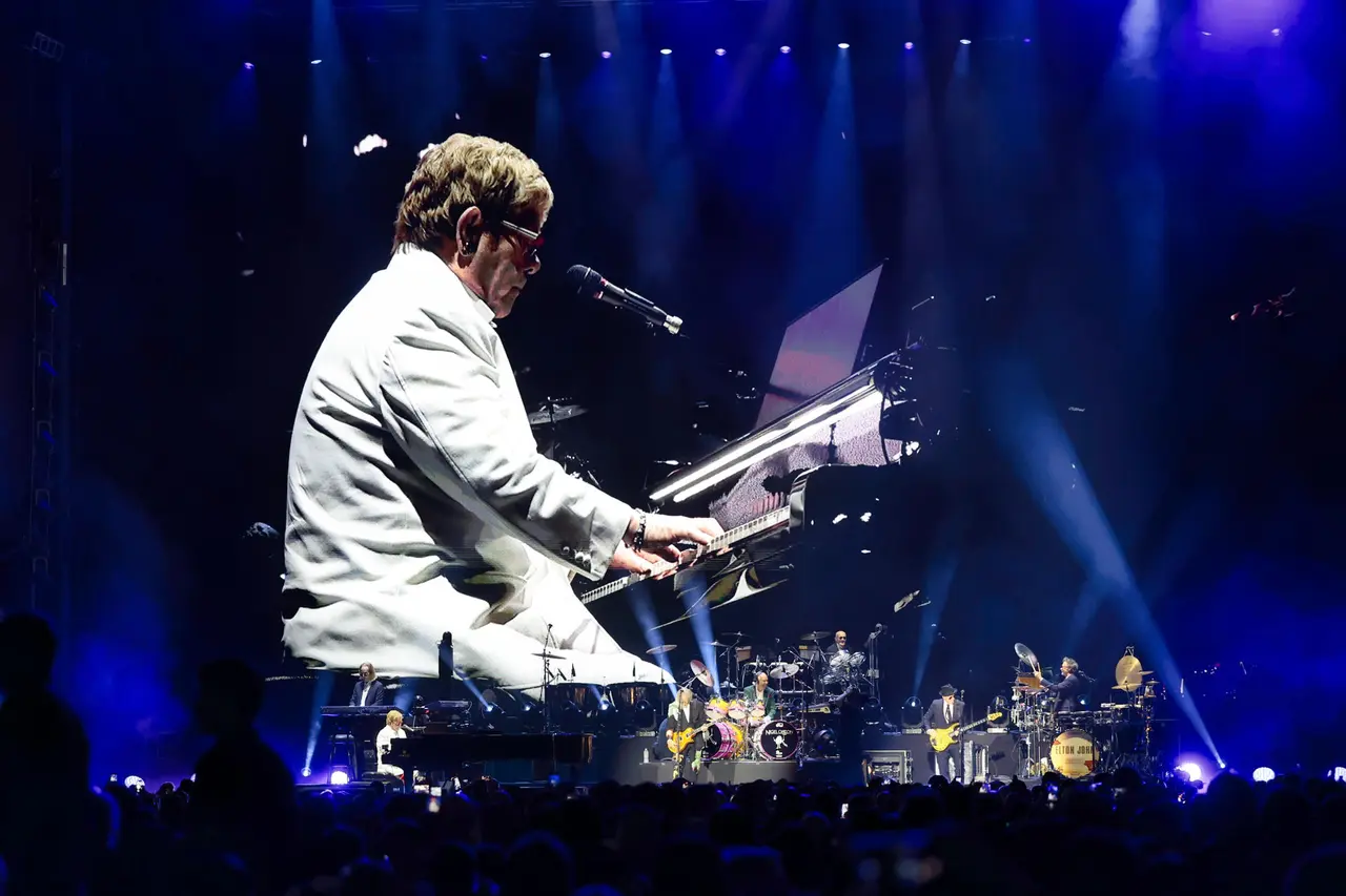 Ni la intensa lluvia de este viernes fue capaz de frenar la icónica gira ‘Farewell Yellow Brick’