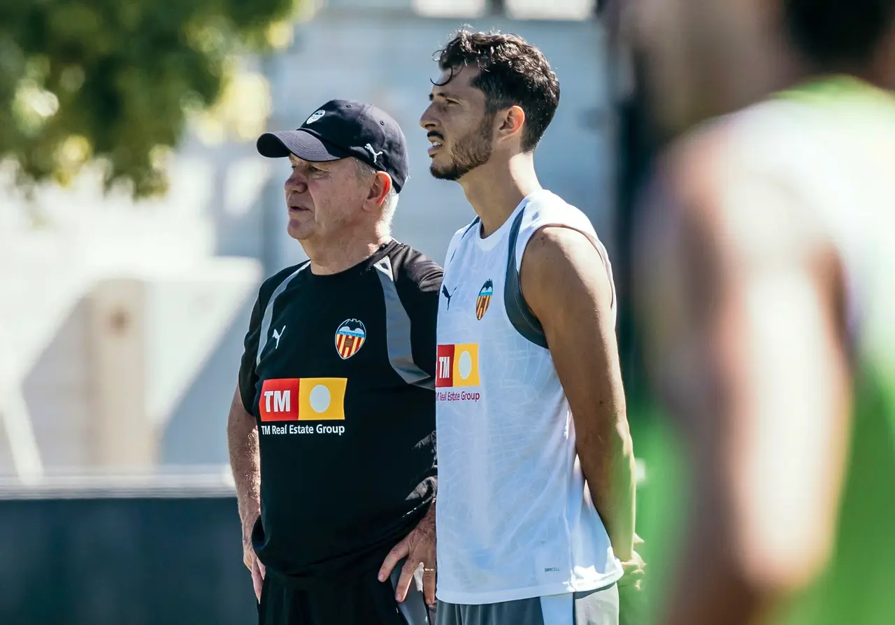 El entrenador mexicano Javier Aguirre durante su primer entrenamiento como nuevo entrenador del Valencia