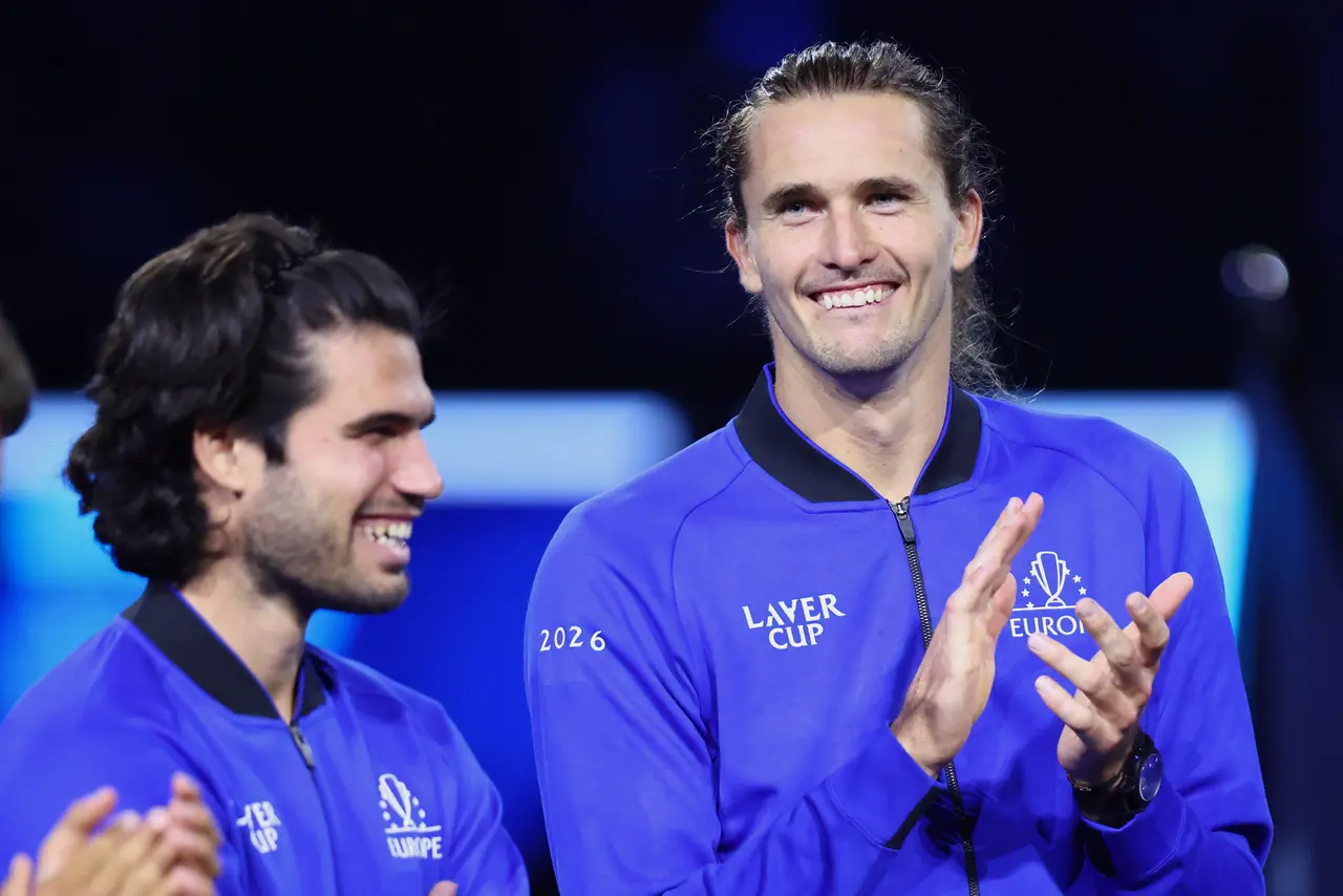 Carlos Alcaraz (izq.) y Alexander Zverev, del Equipo Europa, celebran tras vencer 13-5 al Equipo Resto del Mundo en el tercer día de competencia.