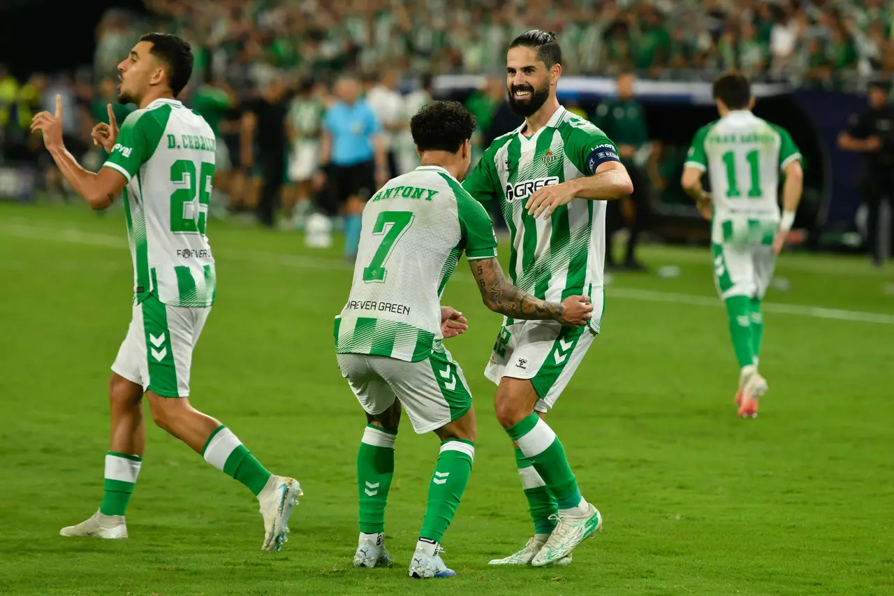 Los jugadores del Betis celebran el tercer gol del equipo bético durante el partido de la Liga de Campeones 