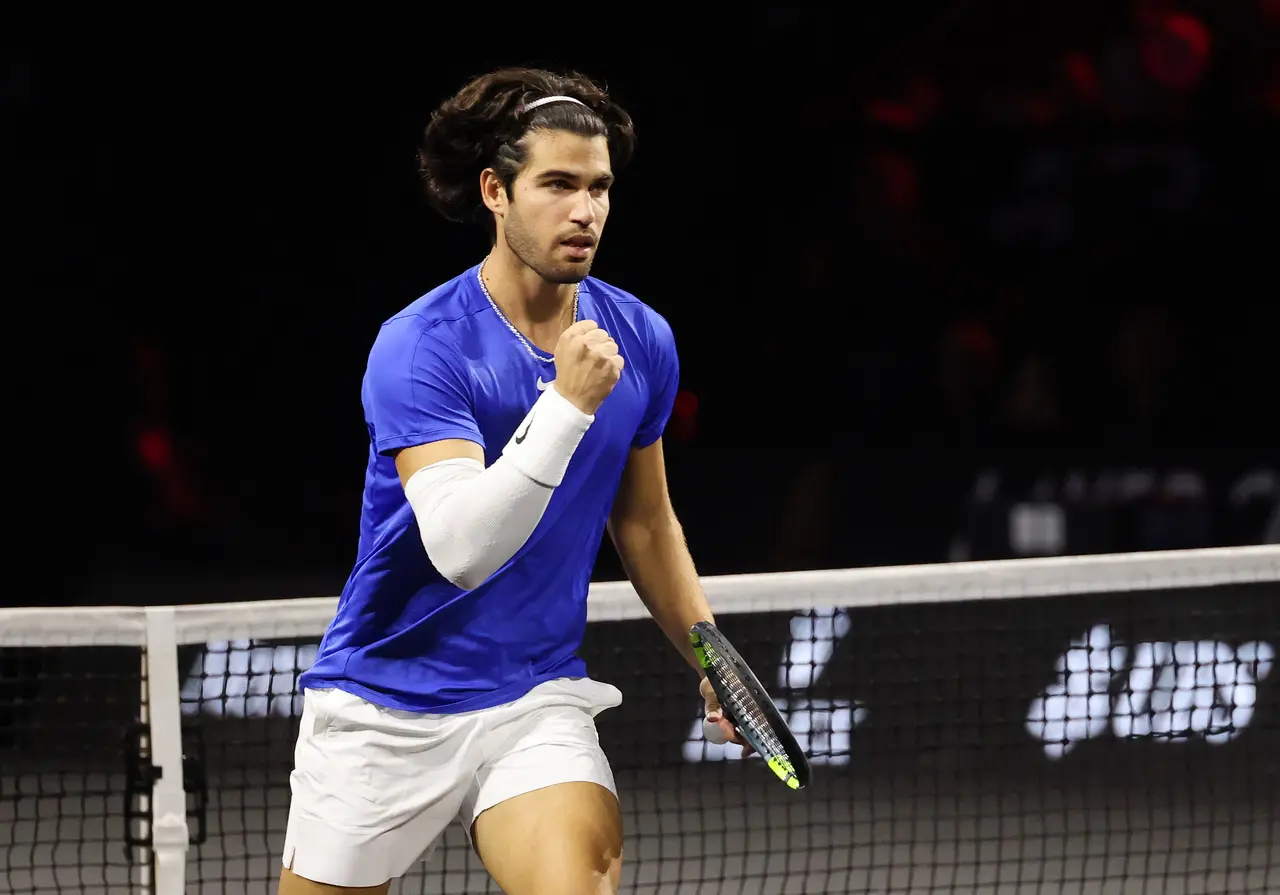 traduce: eam Europe's Carlos Alcaraz reacts during a doubles match against Team World's Taylor Fritz and Alexander Bublik on Day 1 
