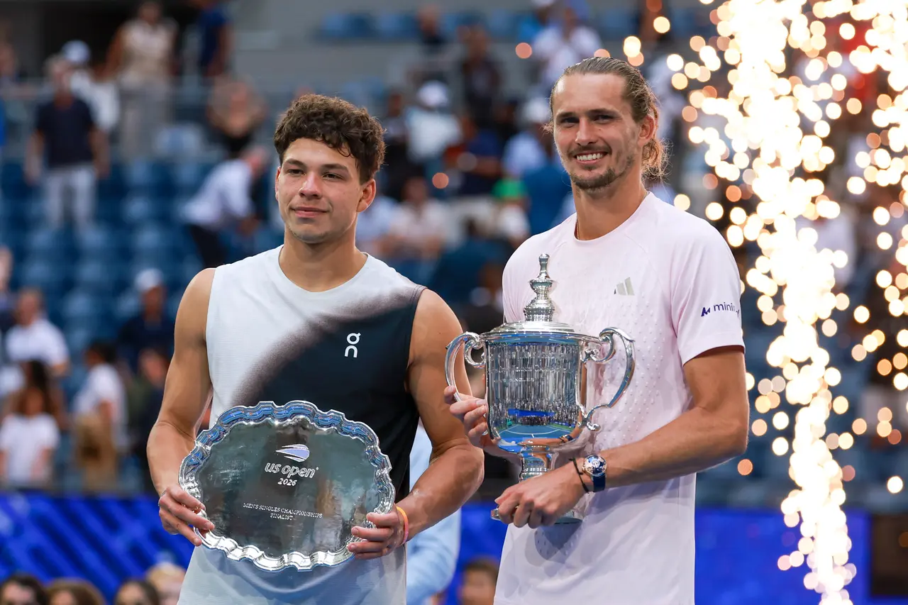 Ben Shelton (izquierda), de Estados Unidos, y Alexander Zverev, de Alemania, posan con sus trofeos después de la final de individuales masculinos del US Open.