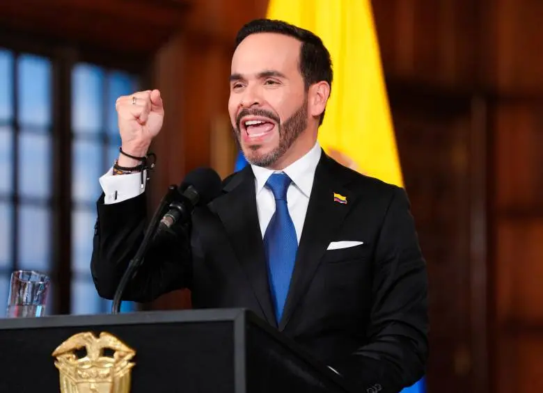 Abelardo de la Espriella anuncia el levantamiento de la suspensión de permisos para portar armas en Colombia.