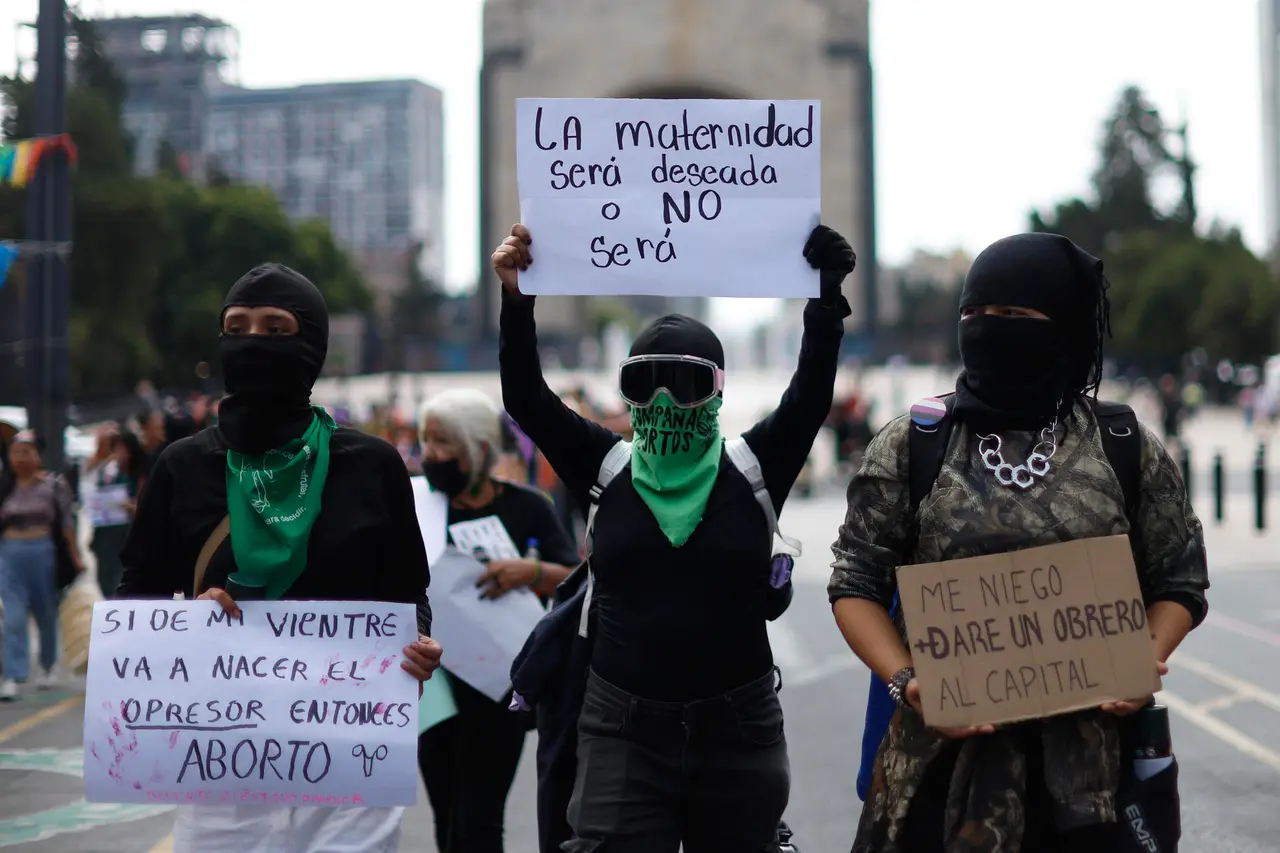 Mujeres participan en una movilización por el acceso al aborto legal y seguro en Ciudad de México. EFE