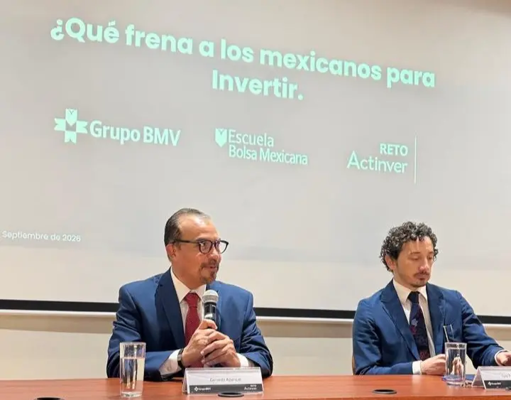 Luis Tinajero, Director de Educación Financiera de Actinver, durante conferencia sobre cultura financiera e inversiones